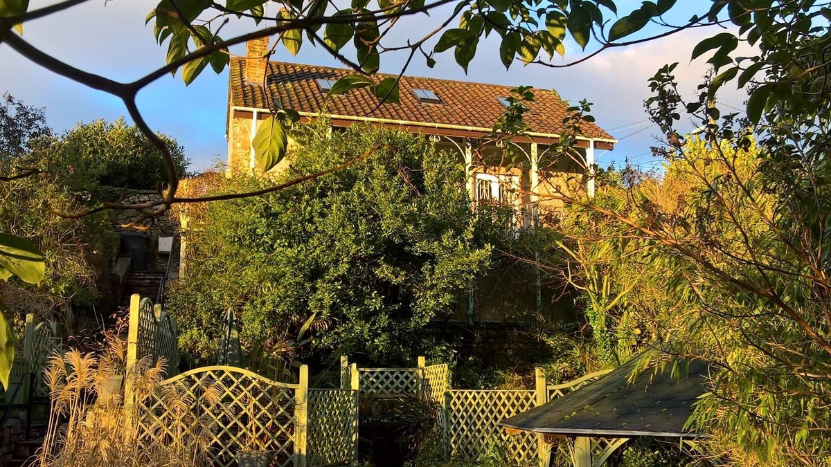 Cheddar House | Stunning Gorge views, centre of Cheddar, dog-friendly
