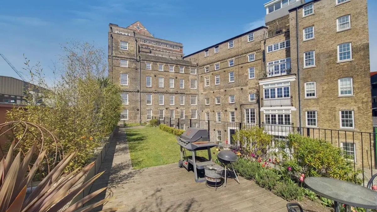 Peninsula Apartment | Stunning Greenwich Mill Conversion With Garden