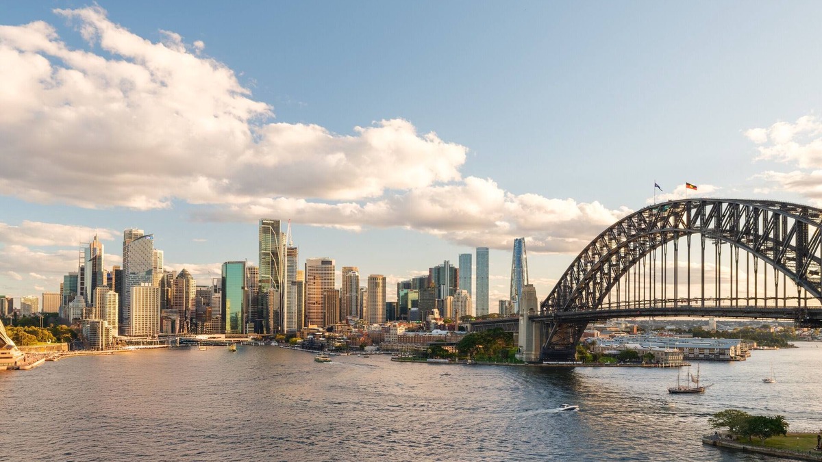 Kirribilli Apartment | Stunning Harbour View Retreat in Kirribilli with AC and free parking
