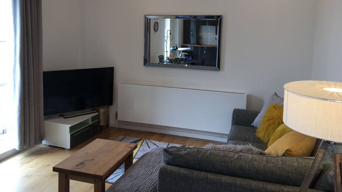 St Albans Apartment | Stunning high ceiling open planned luxury 2 Bedroom Apartment Sleeps 5