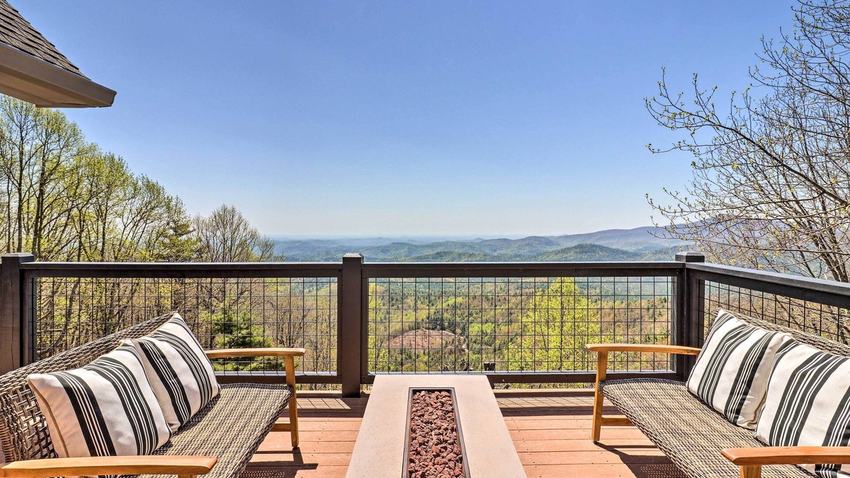 Highlands House | Stunning Highlands Escape w/Fireplace & Game Room