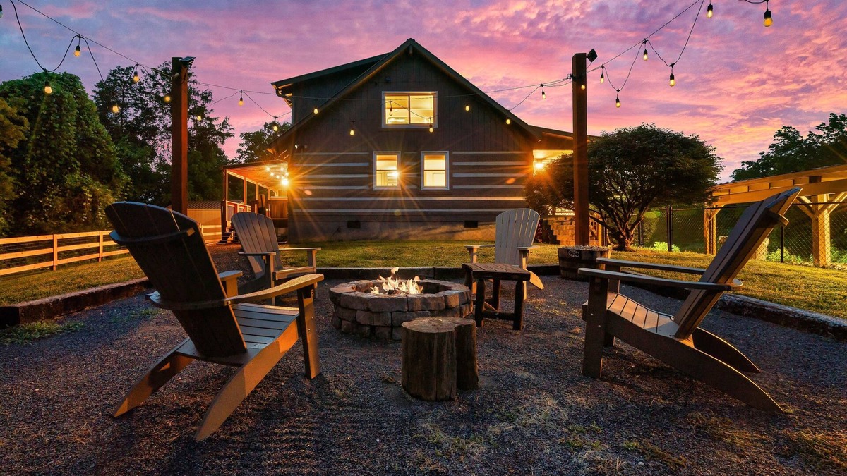 Kodak Cabin | Stunning Hillside Cabin w/Hot Tub & Game Room