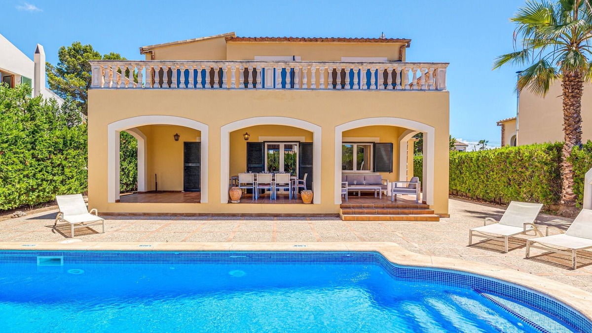 Sa Rapita House | Stunning Holiday Home “Villa Paula” with Terrace, Garden, Pool & Wi-Fi