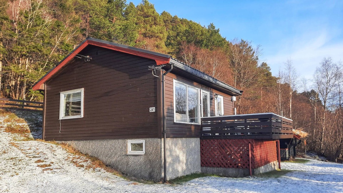 Torjulvagen House | Stunning home in øydegard