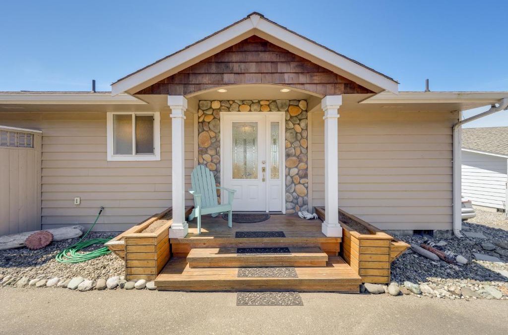 Oak Harbor House | Stunning Home in Coupeville with Deck and Beach Access