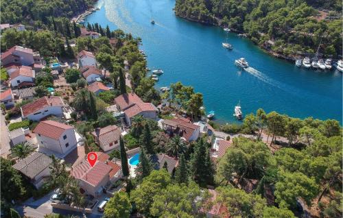Vrboska House | Stunning Home In Vrboska With Kitchen