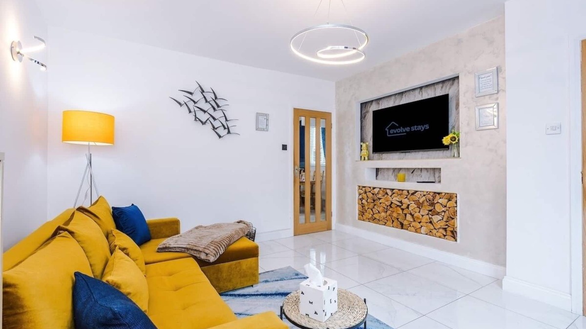 Trafford House | Stunning Home, Large Driveway, Sleeps 7