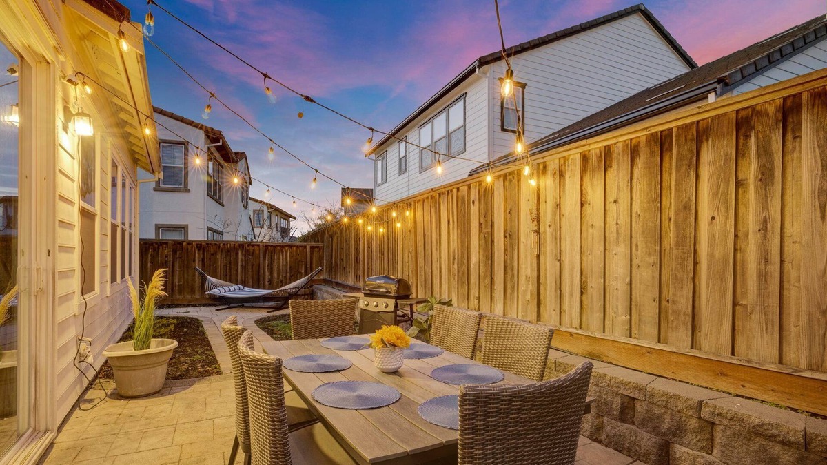 Vallejo House | Stunning Home | Pool Table & BBQ Grill | 5 Mins to Ferry to SF
