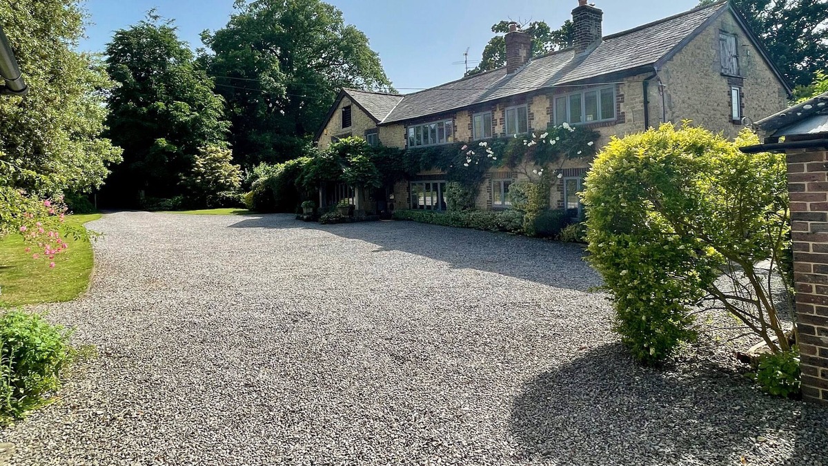 Storrington House | Stunning Home w/Tennis Court, Hot Tub, Huge Garden, 25 Mins to Beach