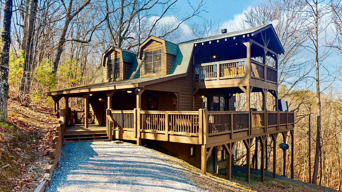 Ranger House | Stunning home with seasonal mtn views, large wrap-around decks, private hot tub