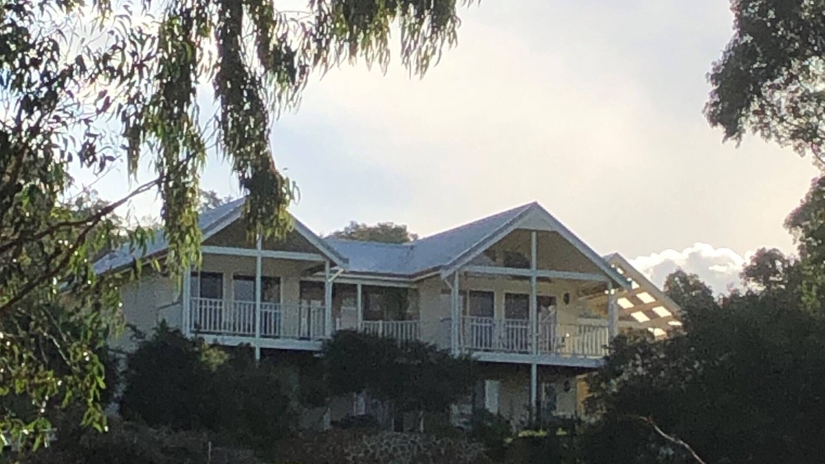 Yallingup Siding House | STUNNING HOME YALLINGUP. BEAUTIFUL SURROUNDINGS. WALK IN AND RELAX