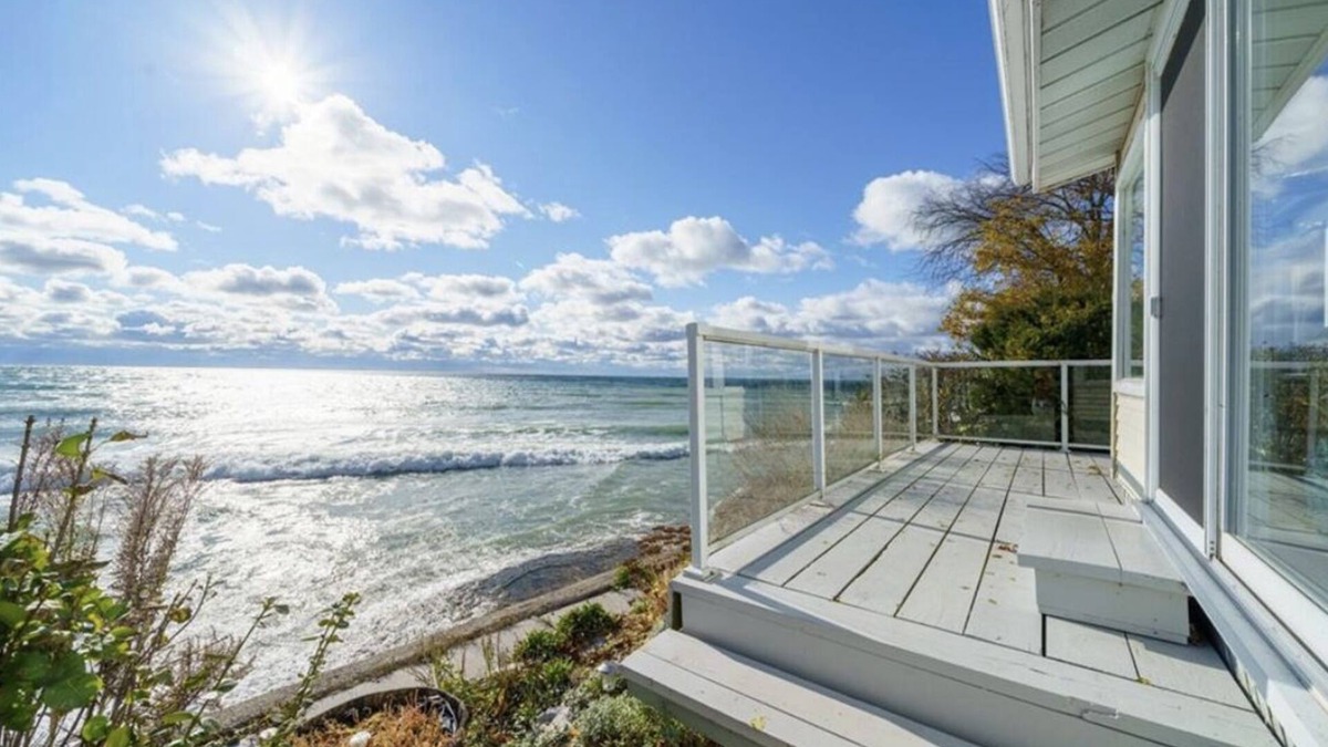 Wellington House | Stunning House on the Water's Edge