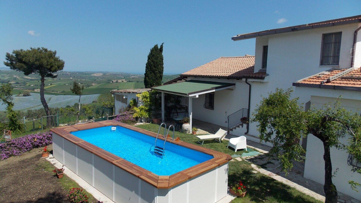 Montenero di Bisaccia House | Stunning private villa for 9 people with WIFI, private pool, TV, terrace and pets allowed