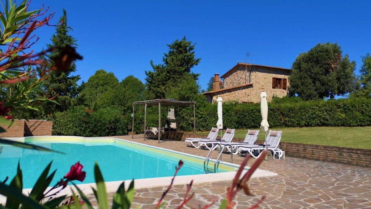 Pomarance Villa | Stunning private villa with WIFI, A/C, private pool, TV, patio, pets allowed and panoramic view