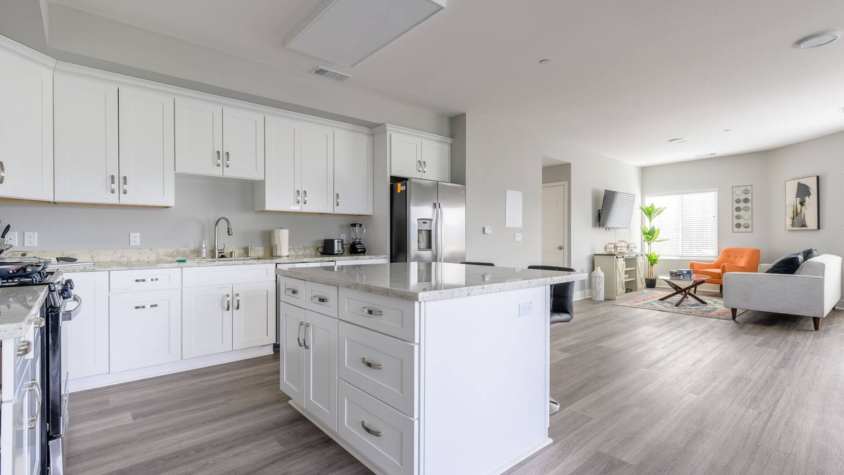 Campbell Apartment | Stunning King suite, centrally located w/fast WiFi