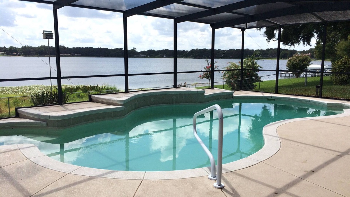 Auburndale House | Stunning Lake Front Home on Lake Whistler - Perfect for all the Family to Enjoy!
