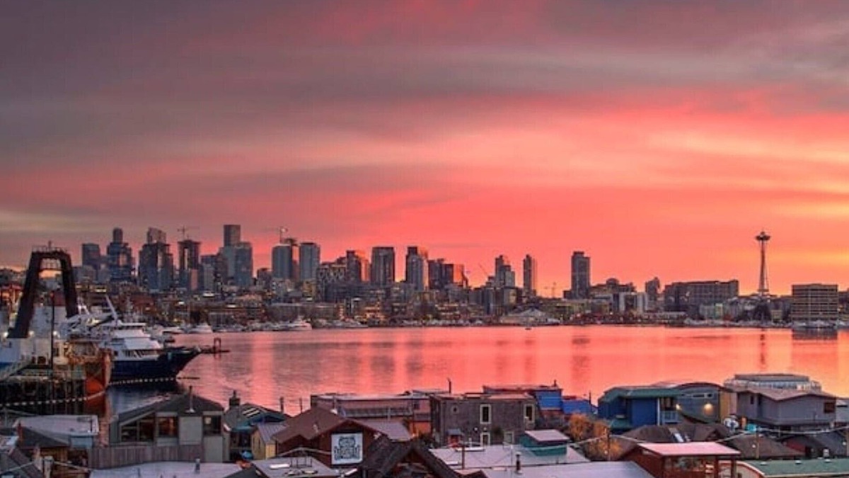 Eastlake House | *Stunning Lake Views 3B2B w/Space Needle view