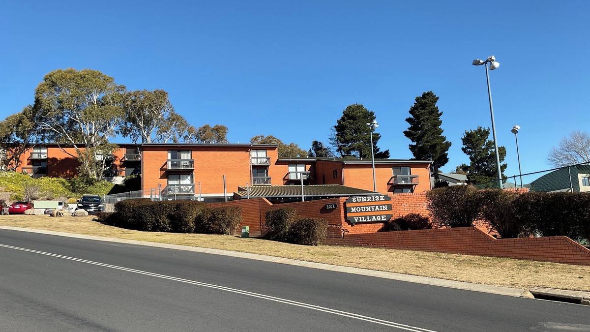 Jindabyne Apartment | Stunning lake views. Cosy three bed apartment. Great in winter or summer.