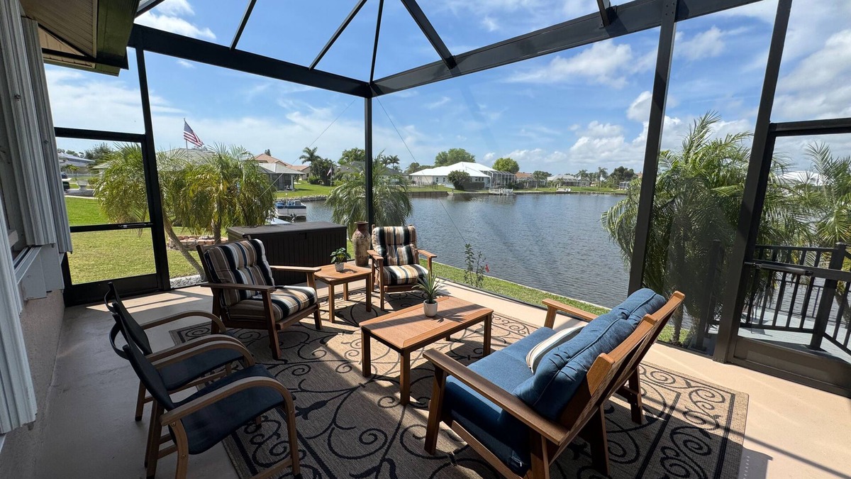 Lake Suzy Villa | Stunning Lakefront Villa - 4 bedrooms, huge screened lanai near Punta Gorda, FL