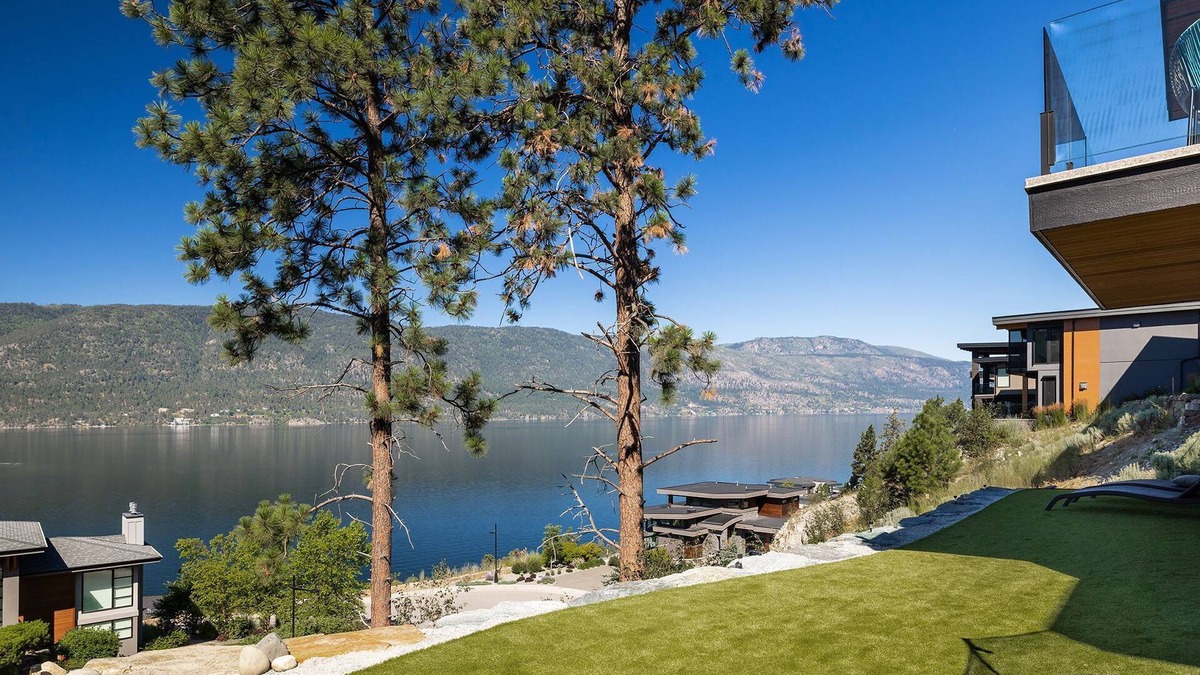 Central Okanagan House | Stunning Lakeside 4 bedroom 2.5 bathroom house located in Lakestone Waterside