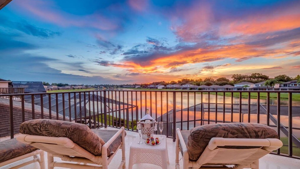 Sunset Lakes Villa | Stunning lakeside location 2 king masters , games room, hot tub 4 miles Disney.