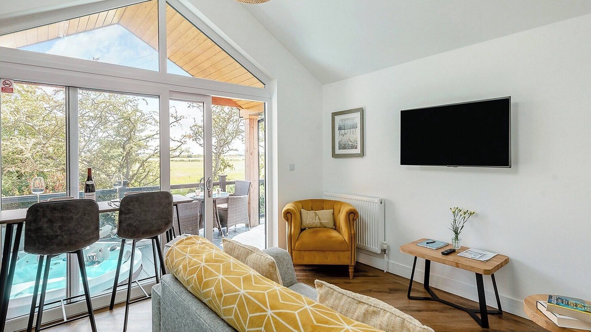 Burgh le Marsh Ski Chalet | Stunning lodge with one king-size double and en suite shower.