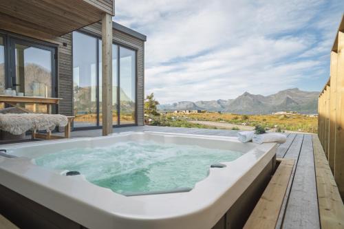 Vagan House | Stunning Lofoten Lodge with views and jacuzzi