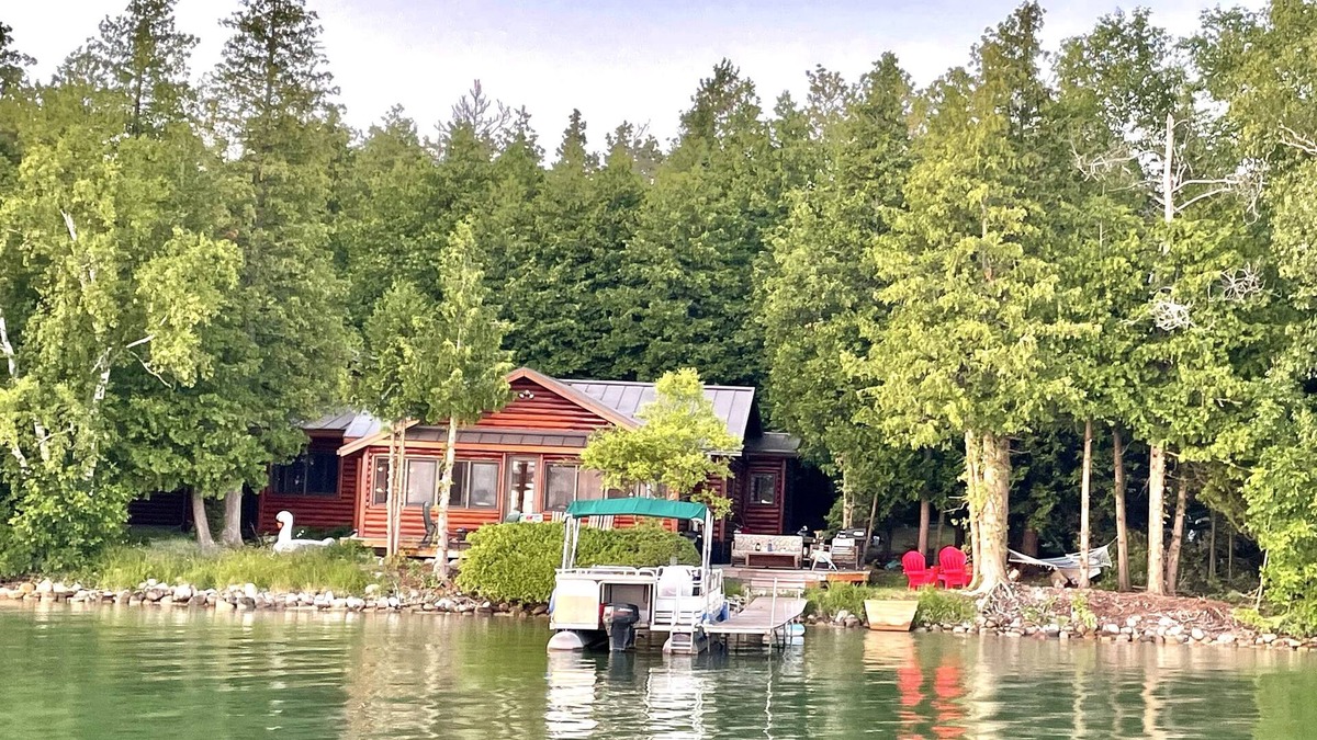 Presque Isle House | Stunning Log Cabin + Bunkhouse on Grand Lake w/kayaks