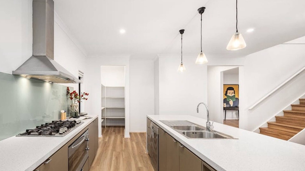 Sunbury House | Stunning Luxury, Breathtaking View. Close to the Airport and Freeways.