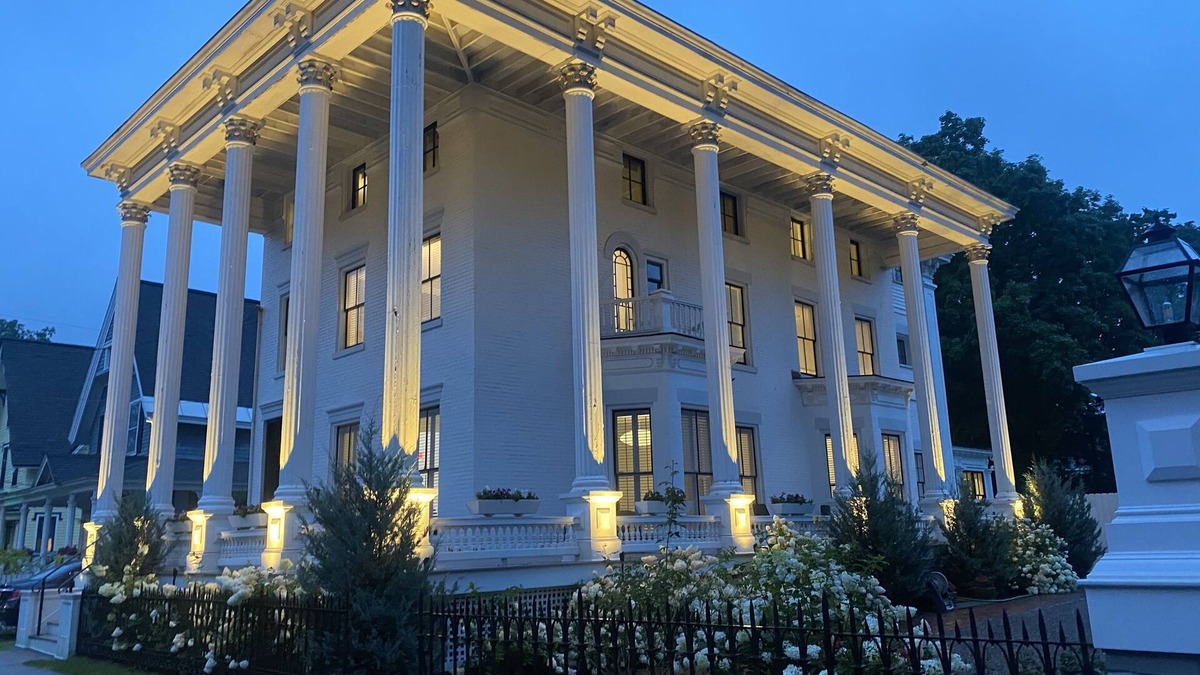 Saratoga Springs House | Stunning Mansion in the center of town