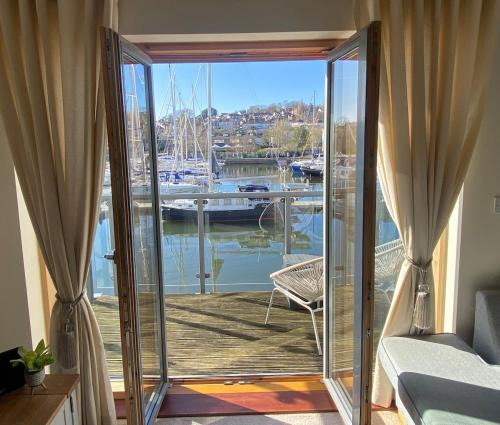 Portishead Apartment | Stunning Marina Apartment