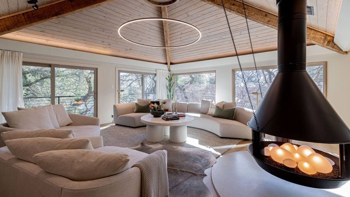 Austin House | Stunning Mid-Century Retreat with Treehouse Views, Near Downtown Austin