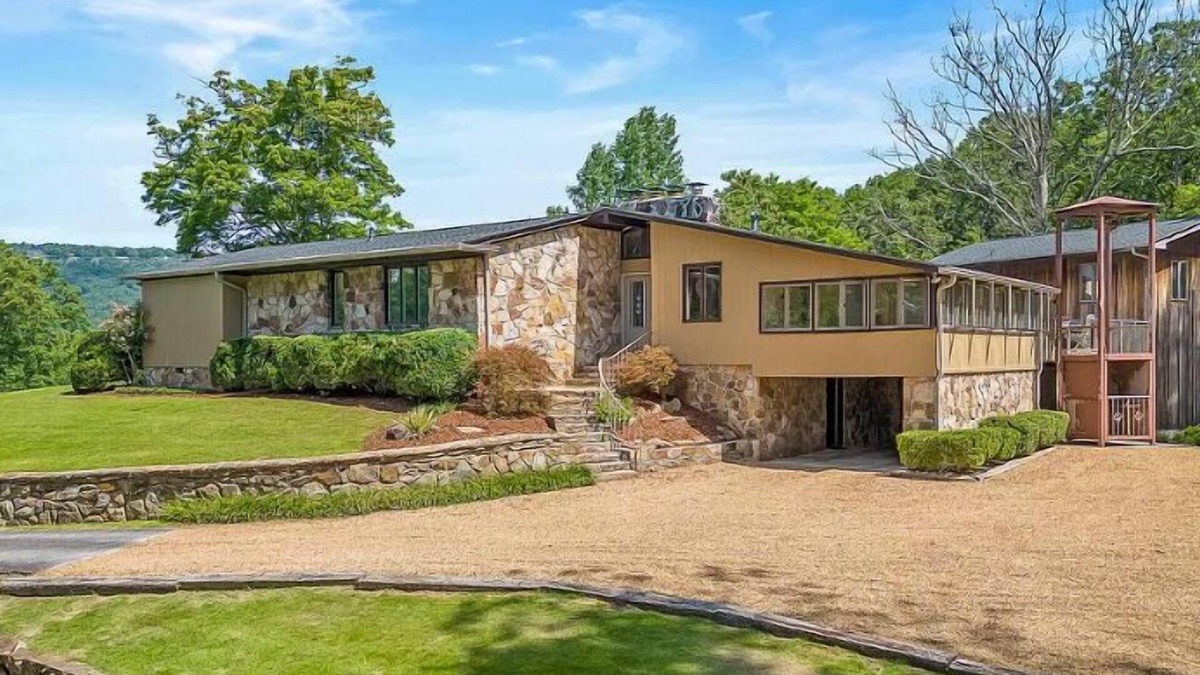 Menlo House | Stunning Midcentury modern home-sleeps 14! 24 private acres: rest-relax-explore