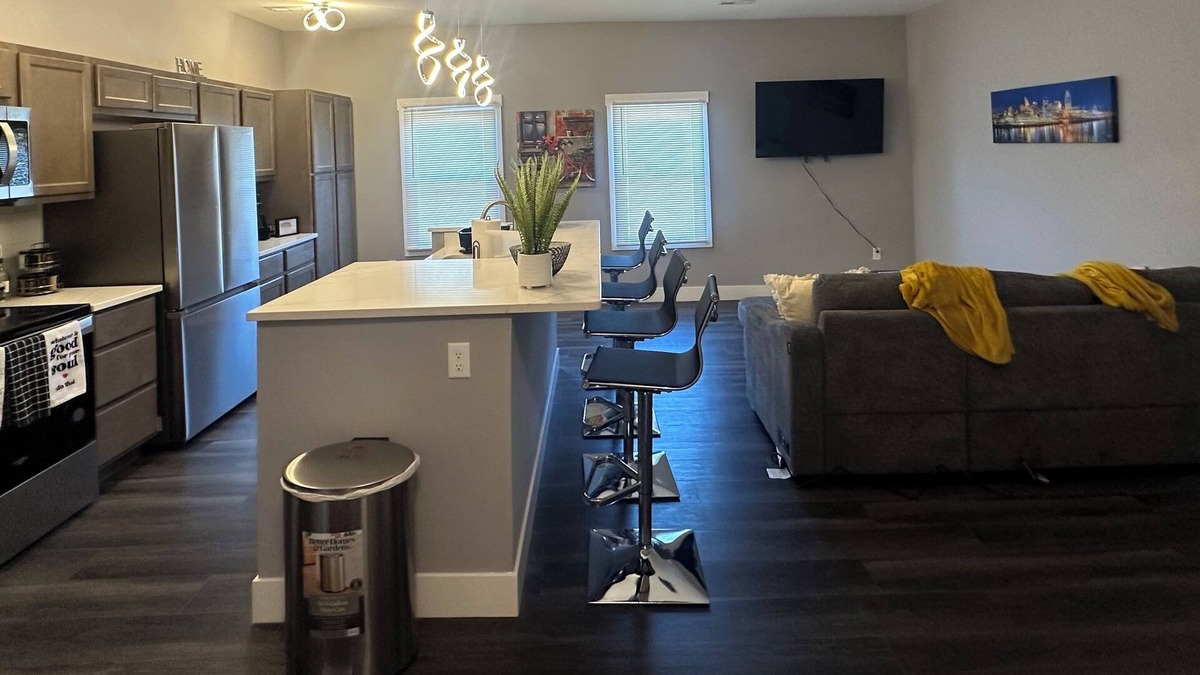 Walnut Hills Apartment | Stunning, Modern 2 Bedroom Retreat with King Bed