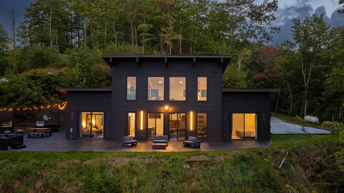 Maggie Valley Villa | Stunning modern cabin with breathtaking views of Maggie valley