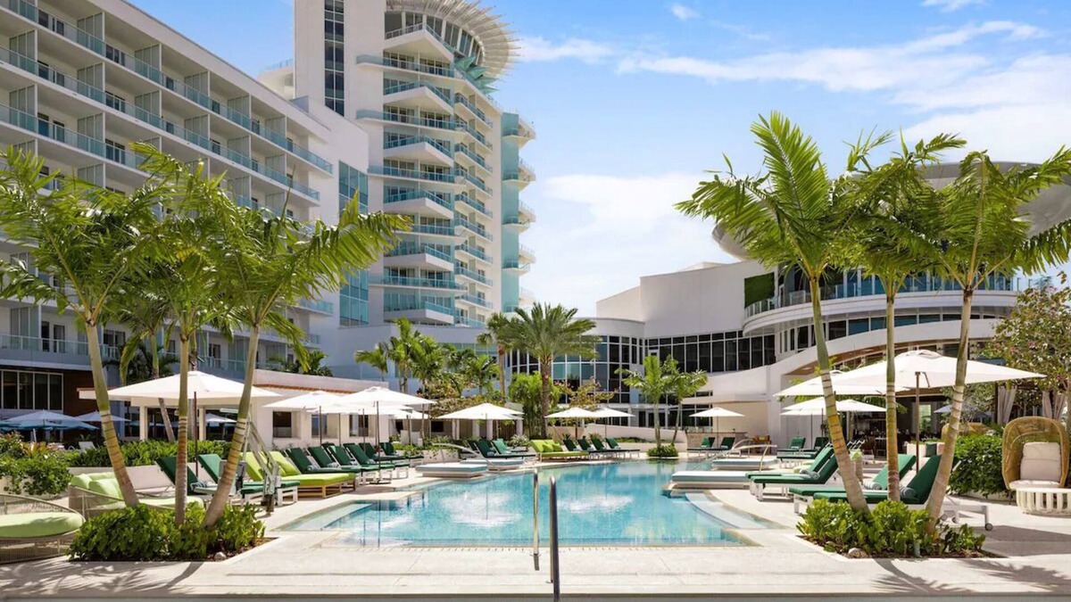 17th Street Causeway Hotel | Stunning Modern Marina-View Room w/Balcony Ideal for Relaxation + Adventure