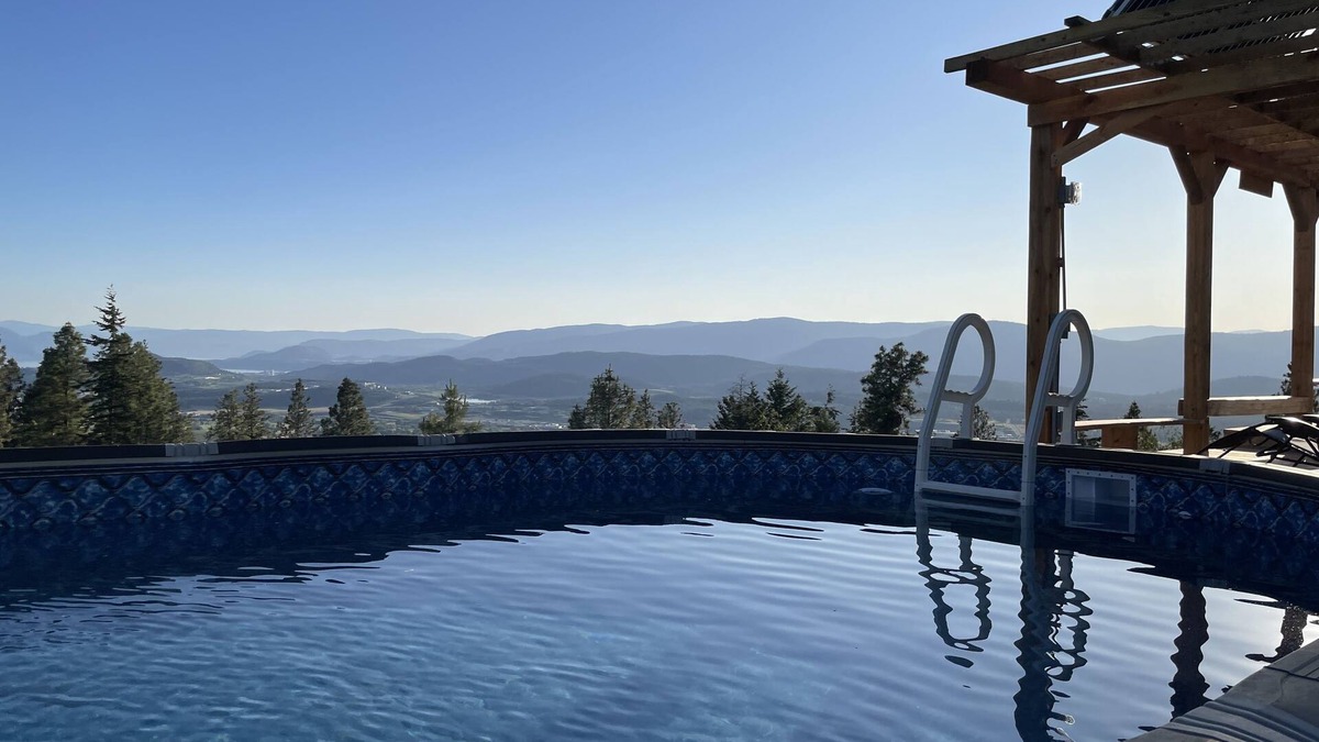 Central Okanagan Bed & Breakfast | Stunning Mountain House “Parrot Summit”