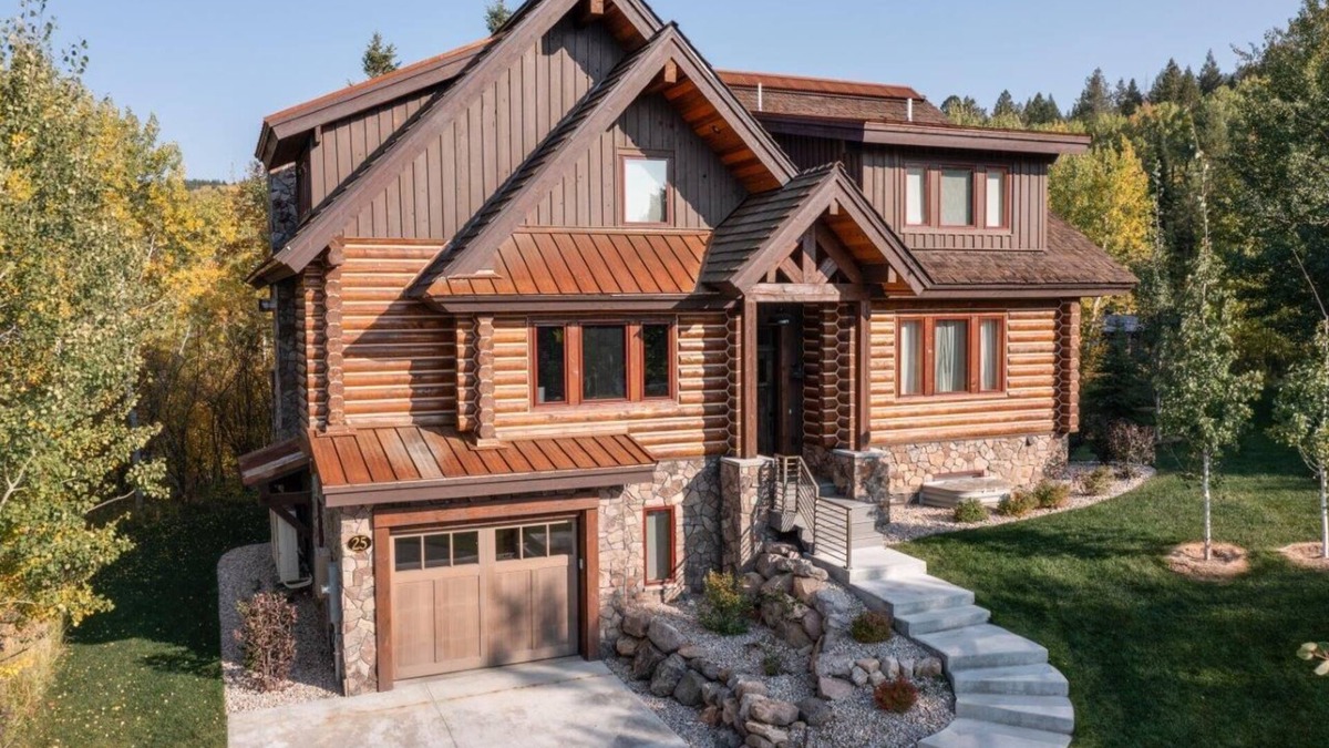 Victor House | Stunning mountain modern cabin with unique features close to National Forest