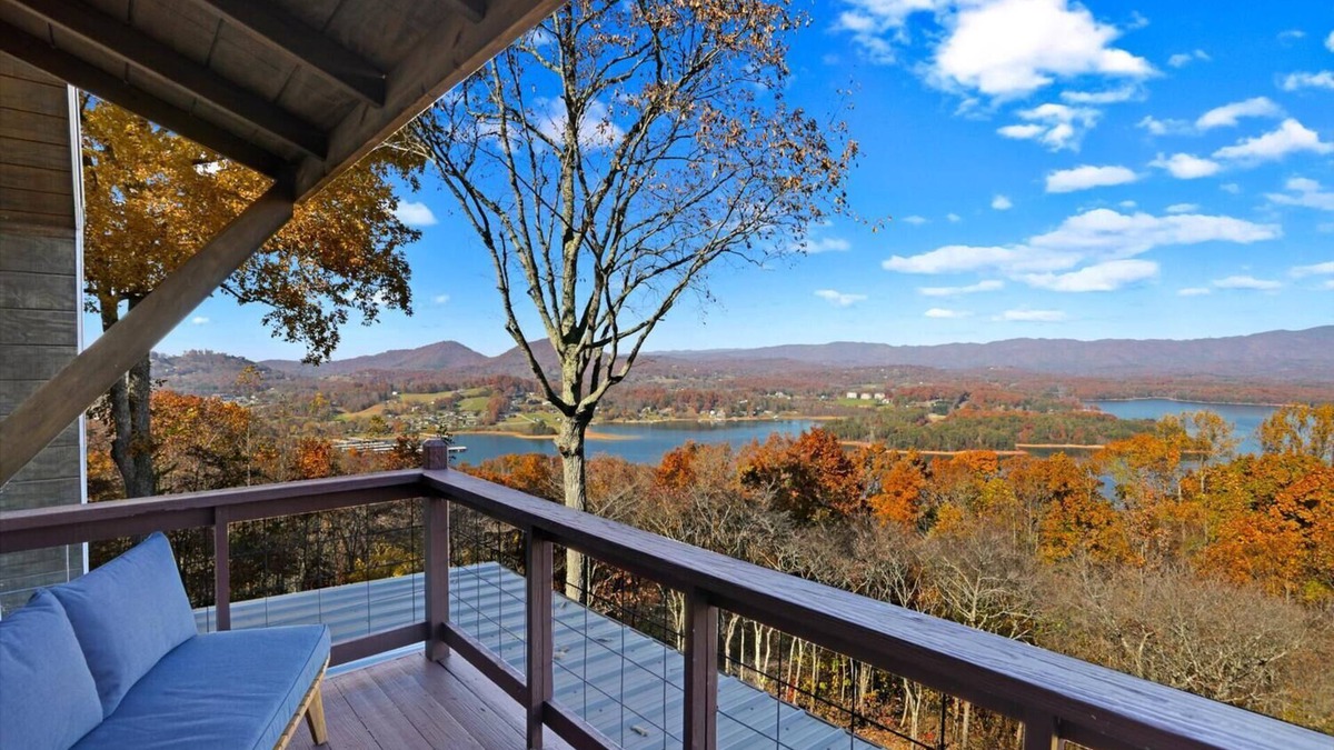 Hiawassee Cabin | Stunning mountain top panoramic view getaway cabin