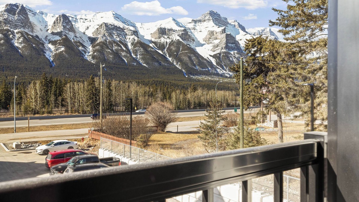 Harvie Heights House | Stunning Mountain View Townhouse, Accommodates 6