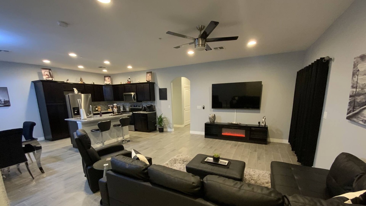 Kingman House | Stunning Newer Townhome By Route 66 & Krmc for Medical Professionals!