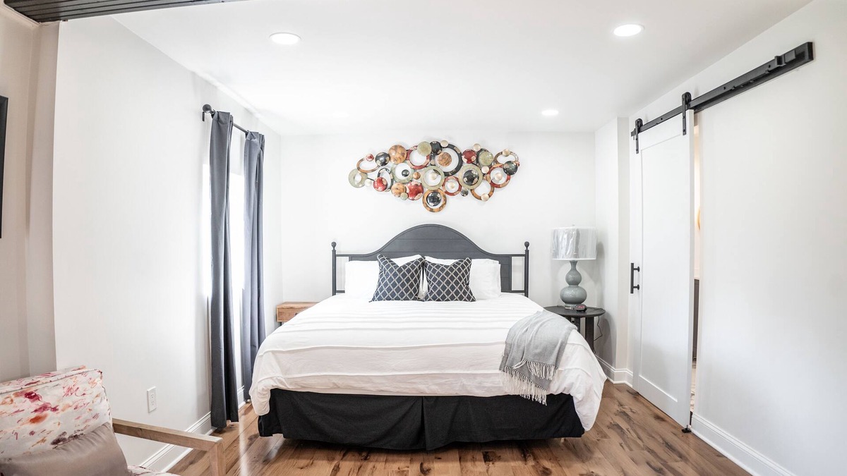 Seminary Hill House | Stunning Oasis - Attractions Nearby. Only 2 miles from Old Town