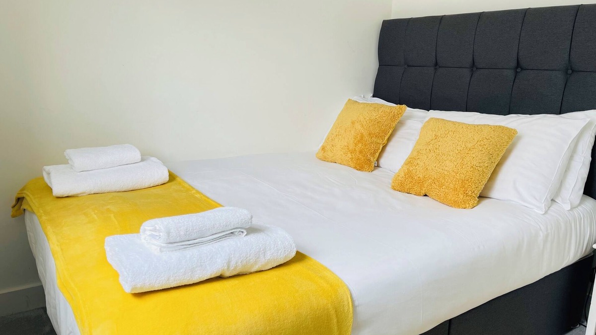 Cambridge House | Stunning open plan Penthouse, 3bedroom with terrace sleeps 7, Private parking