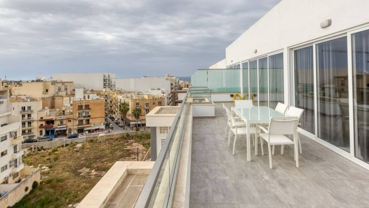 Qawra Apartment | Stunning Penthouse with Private Terrace in Qawra