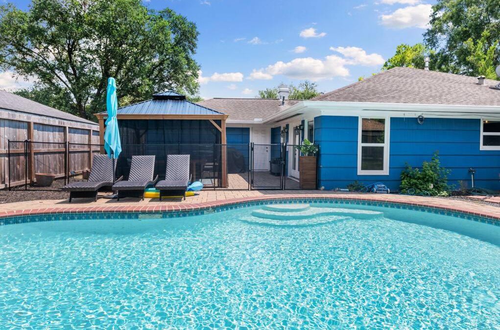 Braeswood Place House | Stunning Pool and Chefs Kitchen NRG MedCenter