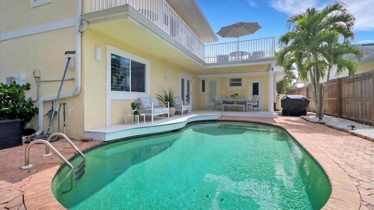Central Naples House | STUNNING POOL HOME, 4 BEDS, NEWLY RENOVATED, CENTRALLY LOCATED