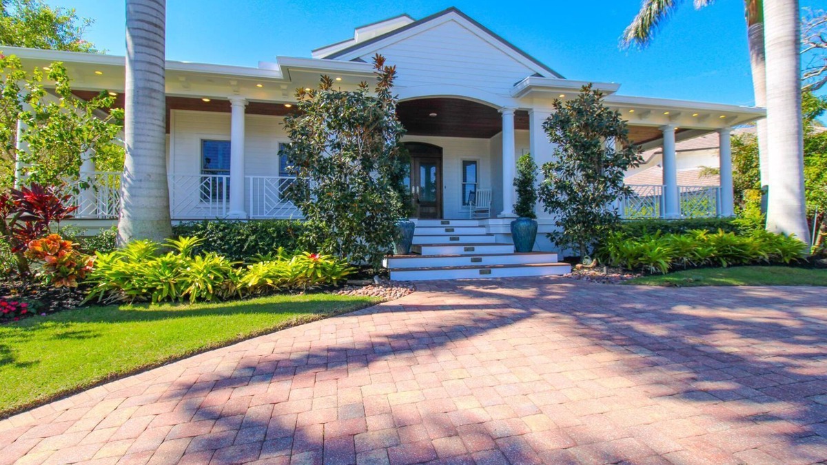 West Naples House | STUNNING POOL HOME 4BEDS/4.5BATHS AQUALANE SHORES FURNISHED & WATERFRONT RENTAL