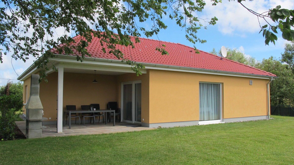 Hessenburg House | Stunning private villa for 6 guests with WIFI, TV and terrace