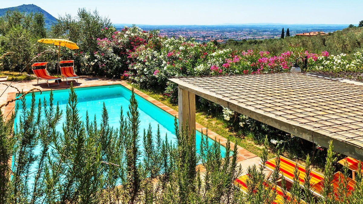 Pieve a Nievole Villa | Stunning private villa with WIFI, private pool, A/C, hot tub, TV, patio and pets allowed