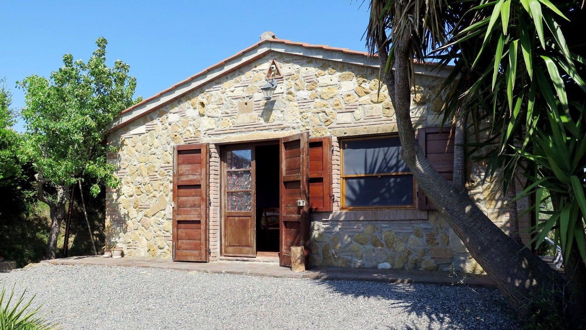 Casale Marittimo House | Stunning private villa for 4 people with WIFI, terrace and pets allowed